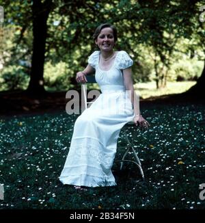 Erzherzogin Michaela von Habsburg im Englischen Garten, Deutschland München um 1985. Erzduschess Michaela von Habsburg im englischen Garten, Deutschland München um 1985. Stockfoto