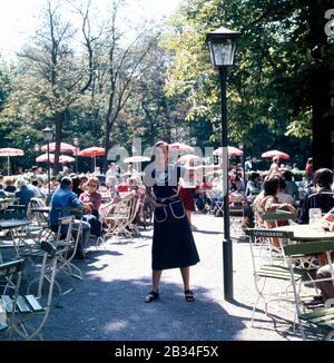 Erzherzogin Michaela von Habsburg im Englischen Garten, Deutschland München um 1985. Erzduschess Michaela von Habsburg im englischen Garten, Deutschland München um 1985. Stockfoto