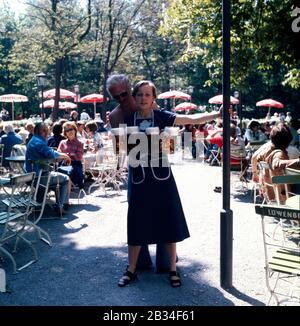 Erzherzogin Michaela von Habsburg im Englischen Garten, Deutschland München um 1985. Erzduschess Michaela von Habsburg im englischen Garten, Deutschland München um 1985. Stockfoto