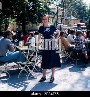 Erzherzogin Michaela von Habsburg im Englischen Garten, Deutschland München um 1985. Erzduschess Michaela von Habsburg im englischen Garten, Deutschland München um 1985. Stockfoto