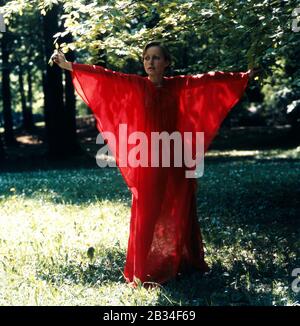 Erzherzogin Michaela von Habsburg im Englischen Garten, Deutschland München um 1985. Erzduschess Michaela von Habsburg im englischen Garten, Deutschland München um 1985. Stockfoto