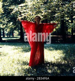 Erzherzogin Michaela von Habsburg im Englischen Garten, Deutschland München um 1985. Erzduschess Michaela von Habsburg im englischen Garten, Deutschland München um 1985. Stockfoto