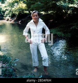 Erzherzogin Michaela von Habsburg im Englischen Garten, Deutschland München um 1985. Erzduschess Michaela von Habsburg im englischen Garten, Deutschland München um 1985. Stockfoto