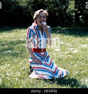 Erzherzogin Michaela von Habsburg im Englischen Garten, Deutschland München um 1985. Erzduschess Michaela von Habsburg im englischen Garten, Deutschland München um 1985. Stockfoto