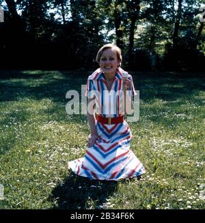 Erzherzogin Michaela von Habsburg im Englischen Garten, Deutschland München um 1985. Erzduschess Michaela von Habsburg im englischen Garten, Deutschland München um 1985. Stockfoto