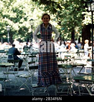 Erzherzogin Michaela von Habsburg im Englischen Garten, Deutschland München um 1985. Erzduschess Michaela von Habsburg im englischen Garten, Deutschland München um 1985. Stockfoto