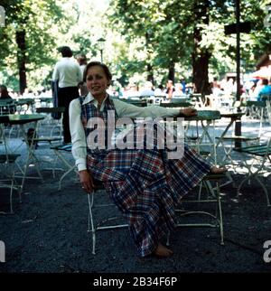 Erzherzogin Michaela von Habsburg im Englischen Garten, Deutschland München um 1985. Erzduschess Michaela von Habsburg im englischen Garten, Deutschland München um 1985. Stockfoto