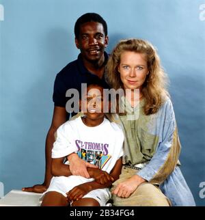 Die Schauspielerin "Marion Kracht" und Jacques Hipplewith bei einem Promoshooting zur ZDF-Serie "Drombuschs", Deutschland um 1989. Stockfoto