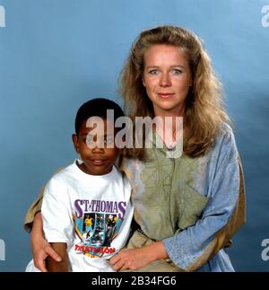 Die Schauspielerin "Marion Kracht" und Jacques Hipplewith bei einem Promoshooting zur ZDF-Serie "Drombuschs", Deutschland um 1989. Stockfoto