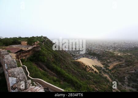 Nahargarh Fort Wand mit Blick auf Jaipur, Rajasthan, Indien Stockfoto