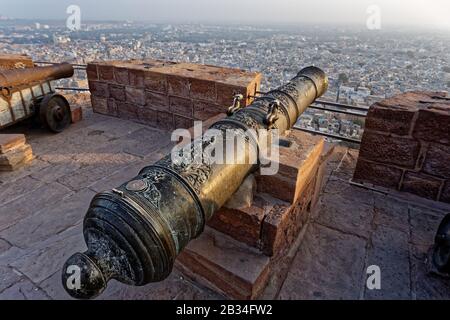 Jodhpur, Rajasthan, indien. Januar 2014. Mehrangarh Fort Cannon, eines der größten Forts Indiens. Stockfoto