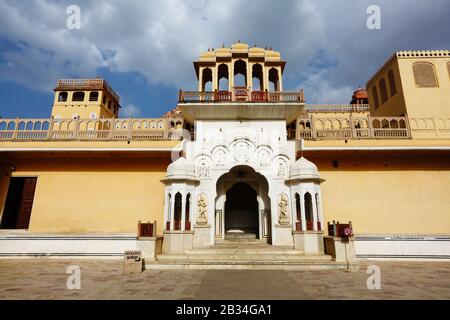 Dekoriertes Eingangstor zum Palast der Winde, Hawa Mahal, Jaipur, Rajasthan, Indien Stockfoto