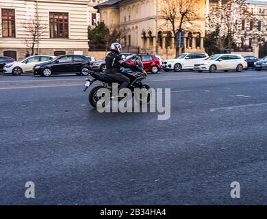 Kawasaki Motorrad im Verkehr in der Innenstadt von Bukarest, Rumänien, 2020. Stockfoto