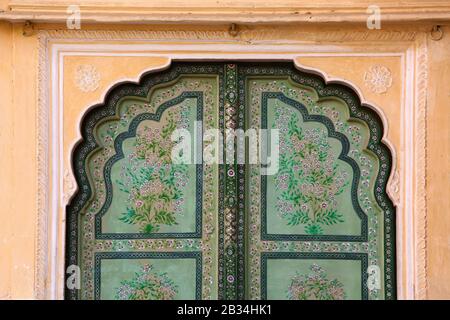 Detail der dekorierten Tür, Palast der Winde, Hawa Mahal, Jaipur, Rajasthan, Indien Stockfoto