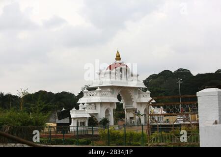 Dekoriertes Tor in der Nähe des Mysore Palace, Karnataka, Indien Stockfoto