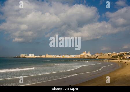 Blick auf die Stadt Cadiz und den Atlantik - Vista de la ciudad de Cádiz con la catedral al Fondo Stockfoto