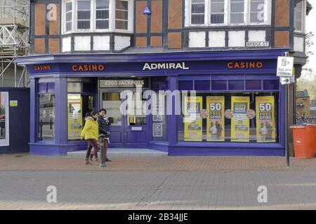 Stafford, GROSSBRITANNIEN - 28. Dezember 2019: Admiral Casino and Gaming Slot Experience Store. Ladengeschäft für Straßenautomaten mit Fensteranzeige, Stockfoto