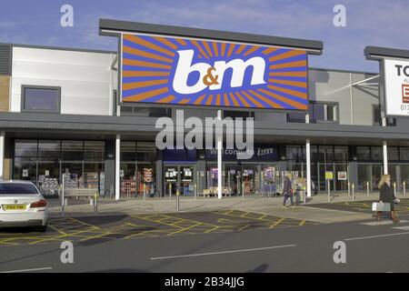 Stafford, GROSSBRITANNIEN - 28. Dezember 2019: B&M Schnäppchen im Einzelhandel mit Waren und Schnäppchen. Einer der führenden Sortenhändler in t Stockfoto