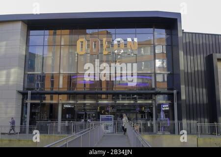 Stafford, GROSSBRITANNIEN - 28. Dezember 2019: Blick auf ein Odeon-Kino im Stadtzentrum. Außenansicht von Odeon, britische Kinokette, eine der großen Stockfoto