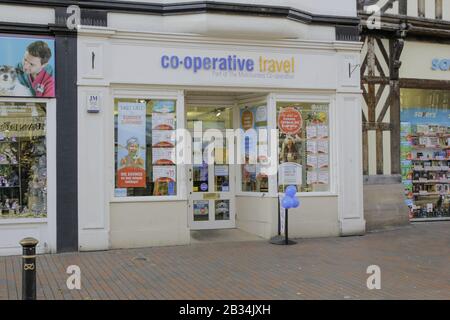 Stafford, GROSSBRITANNIEN - 28. Dezember 2019: The Co-operative Travel ist eine Reisebüromarke, die von einigen unabhängigen Einzelhandelsmitarbeitern in Großbritannien verwendet wird Stockfoto