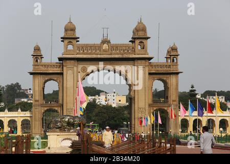 Nov. 2017, Palast von Mysore, Ambavilas Palast, Mysore, Karnataka Indien. Haupteingangstor zum Palast Stockfoto