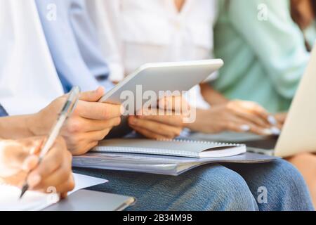Unerkennbarer Männlicher Student Mit Digitalem Tablet Im Freien, Vorparring Für Klassen, Closeup Stockfoto