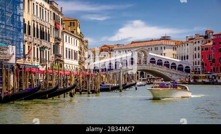 Venedig, VENETIEN - ITALIEN - 16. JULI 2018: Blick auf die Rialtobrücke von Venedig vom Grand Canal, Italien während eines schönen heißen Sommertags Stockfoto