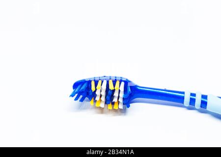 Teil einer blauen Zahnbürste auf weißem Hintergrund Stockfoto