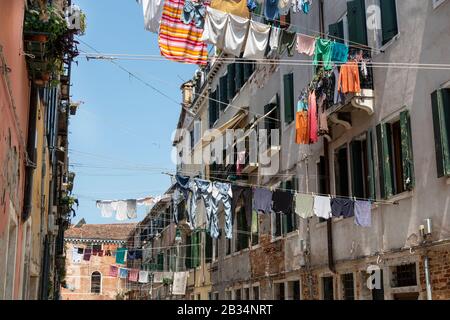 Waschen Sie sich in trockenen, hinteren Straßen von Venedig, Italien Stockfoto