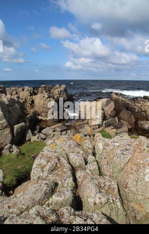 Blick auf das Meer von einer felsigen Küste in Hammerodde, Bornholm, Dänemark Stockfoto