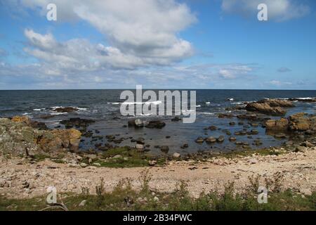 Seascape mit großen Felsen und Steinen am Ufer in Hammer Odde, Bornholm, Dänemark Stockfoto