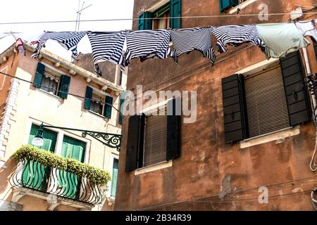 Waschen Sie sich in trockenen, hinteren Straßen von Venedig, Italien Stockfoto