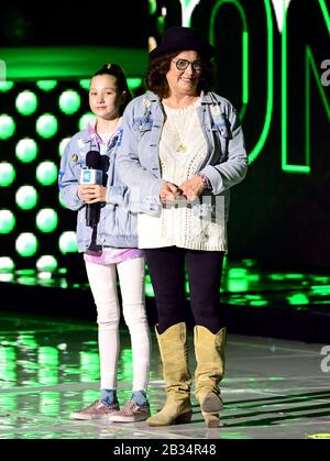 Margaret Trudeau und ihre große Tochter auf der Bühne bei der WOHLTÄTIGKEITSVERANSTALTUNG und dem Konzert DES "WE Day UK" in Der SSE Arena, Arena Square, London. Stockfoto