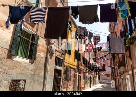 Waschen Sie sich in trockenen, hinteren Straßen von Venedig, Italien Stockfoto