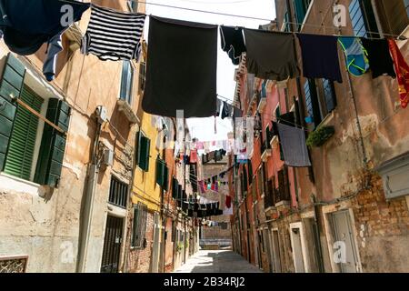 Waschen Sie sich in trockenen, hinteren Straßen von Venedig, Italien Stockfoto