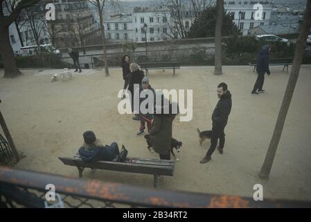 Hunde und Besitzer, die in einem Pariser Park, Pasakdek, aufhangelten Stockfoto