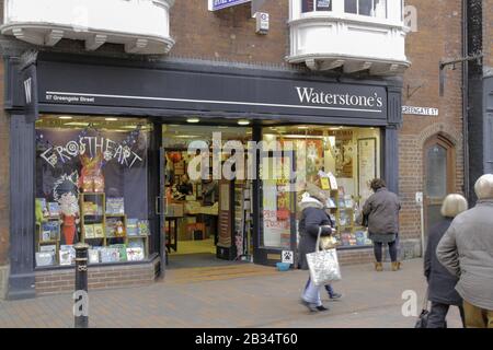 Stafford, GROSSBRITANNIEN - 28. Dezember 2019: Außenansicht von Waterstones, früher Waterstone's, ist ein britischer Buchhändler, der 283 Geschäfte betreibt, hauptsächlich Stockfoto