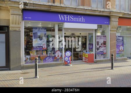 Stafford, GROSSBRITANNIEN - 28. Dezember 2019: WHSmith PLC ist ein britischer Einzelhändler mit Hauptsitz in Swindon, Wiltshire, der eine Kette von Highstreet betreibt Stockfoto