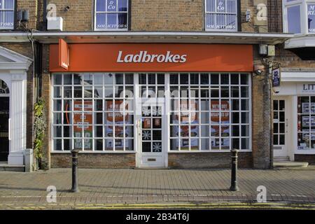 Stafford, GROSSBRITANNIEN - 28. Dezember 2019: Straßenansicht eines Ladbrokes Wettshops. Ladbrokes Coral ist ein britisches Wetten- und Glücksspielunternehmen. Stockfoto