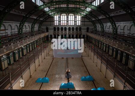 Mitglied der Public Views Specular Reflecular Art Installation in Moseley Road Baths, Birmingham, die handgemalte Animationen von 500 lokalen Personen in Verbindung mit dem National Trust bietet. Stockfoto