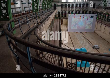 Specular Reflecular Art Installation in Moseley Road Baths, Birmingham, mit handgemalten Animationen, die von 500 lokalen Personen in Verbindung mit dem National Trust erstellt wurden. Stockfoto