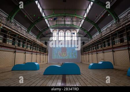 Specular Reflecular Art Installation in Moseley Road Baths, Birmingham, mit handgemalten Animationen, die von 500 lokalen Personen in Verbindung mit dem National Trust erstellt wurden. Stockfoto