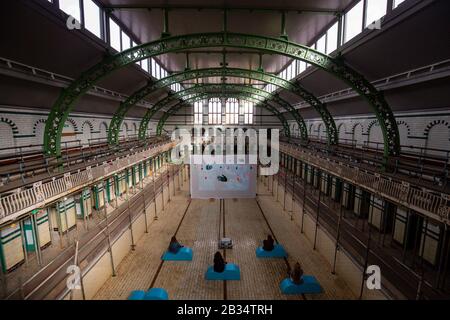 Mitglieder der Public View Specular Reflecular Art Installation in Moseley Road Baths, Birmingham, die handgemalte Animationen enthält, die von 500 lokalen Personen in Verbindung mit dem National Trust erstellt wurden. Stockfoto