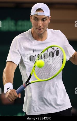 Düsseldorf, Deutschland. März 2020. Tennis, Herren: Davis Cup - Qualifikationsrunde, Qualifikation, Deutschland - Weißrussland, Training Deutschland. Jan-Lennard Struff spielt einen Ball. Kredit: Federico Gambarini / dpa / Alamy Live News Stockfoto