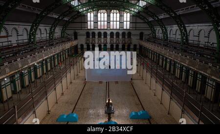 Mitglied der Public Views Specular Reflecular Art Installation in Moseley Road Baths, Birmingham, die handgemalte Animationen von 500 lokalen Personen in Verbindung mit dem National Trust bietet. PA Foto. Bilddatum: Mittwoch, 4. März 2020. Die Installation läuft vom 5. Bis 28. März. Der Lichtbildkredit sollte lauten: Jacob King/PA Wire Stockfoto