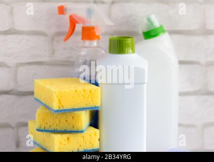 Verschiedene Werkzeuge und Schwämme zum Waschen und Reinigen verschiedener Oberflächen in Küche, Bad und anderen Bereichen. Das Konzept der Reinigung. Stockfoto