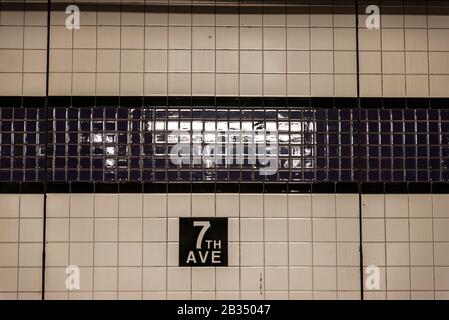 Altes Schild der U-Bahn-Station 7th Avenue (Seventh Avenue) an der gefliesten Wand in New York City, USA Stockfoto