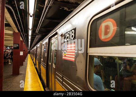 Der Zugwagen hielt mit Menschen in der U-Bahn-Station Rockefeller Center in New York City, USA Stockfoto