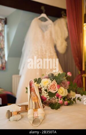 Hochzeitskleid aufhängen warten auf die getragen werden Hochzeitstag der Bräute Stockfoto