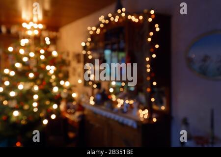 Verschwommenes Weihnachtskonzept - Stimmungsvoll Beleuchteter Family Room in der Weihnachtszeit Stockfoto